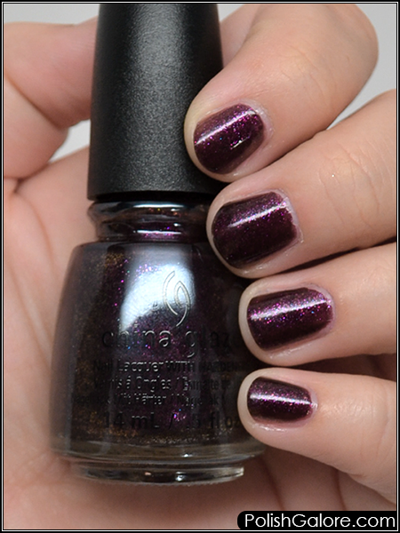 File:China Glaze Queen of Sequins light box.png